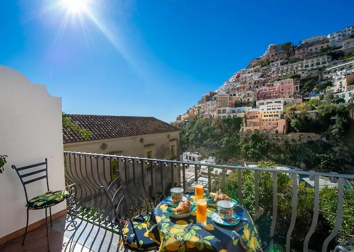 Casa Leucosia, Centro